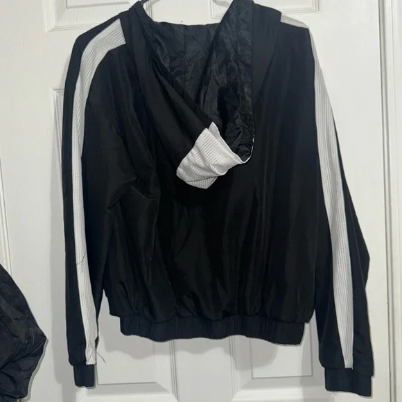 Forever 21 Black Zip-Up Cropped Windbreaker Jacket - Picture 6 of 6